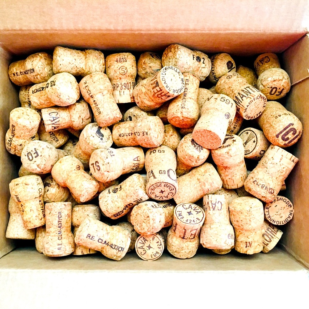 🍾 Medium-size box full of Champagne & Wine Corks